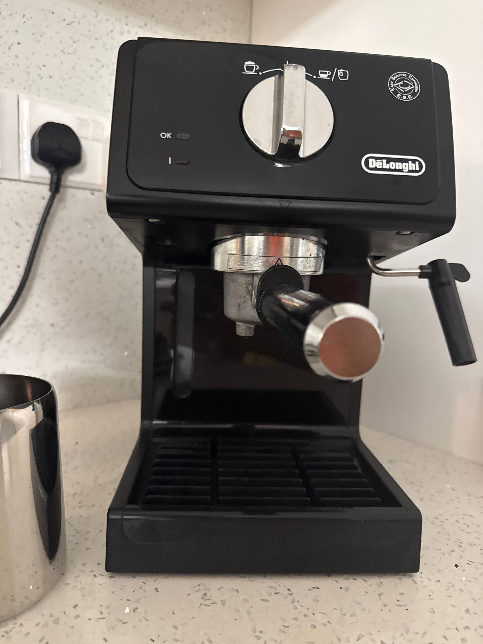 Кофемашина DeLonghi, черная — Никосия, Кипр