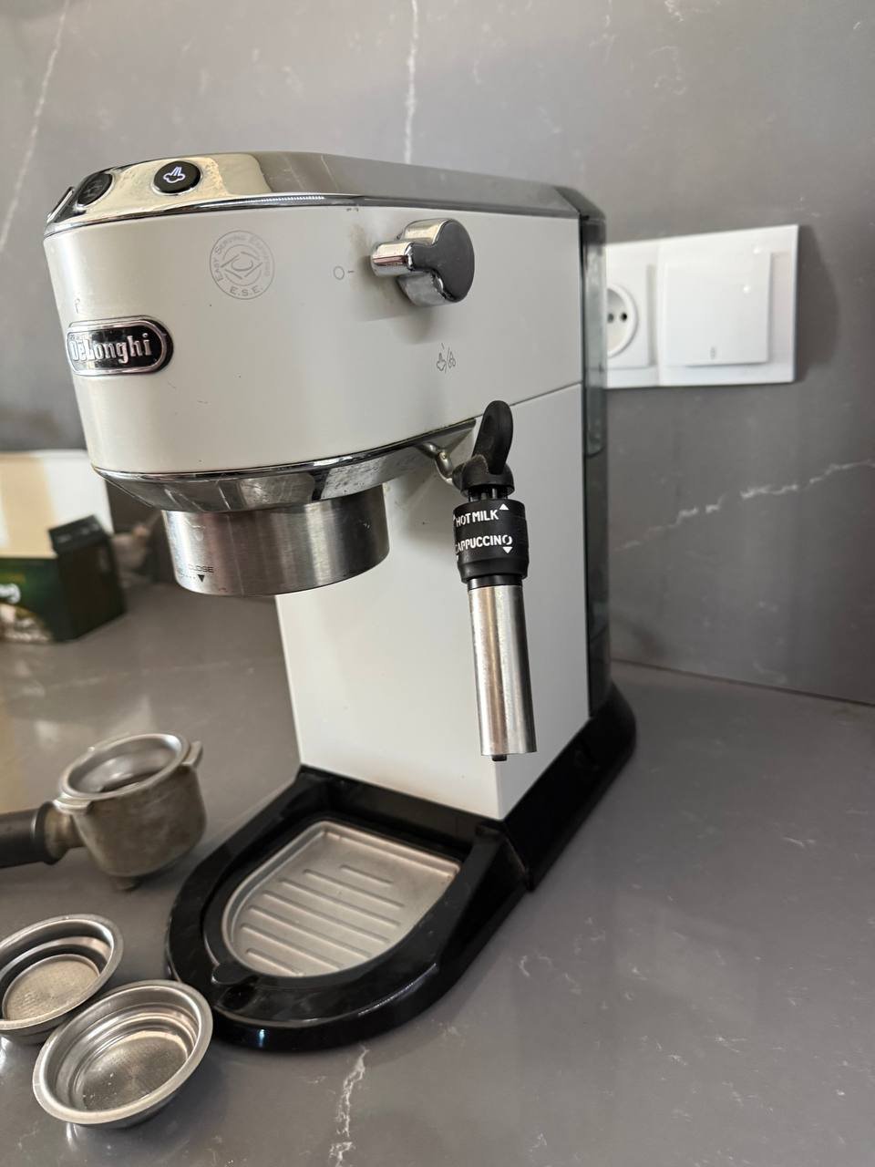 Cafetera DeLonghi Dedica en excelente estado — Tiflis, Georgia