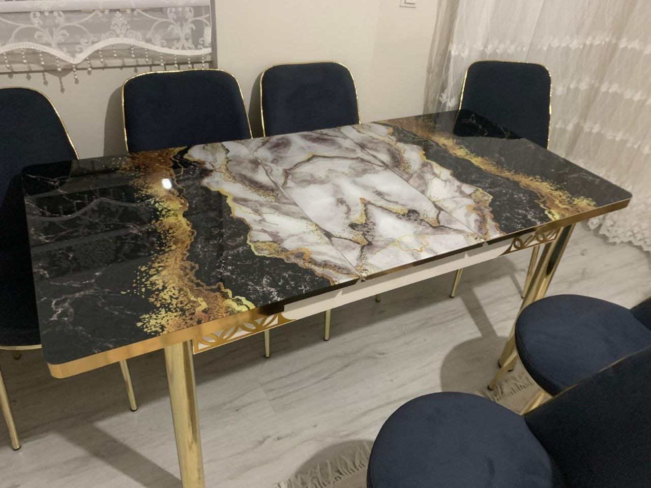 Mesa de comedor con 6 sillas, mármol negro/dorado — new — Antalya, Turquía