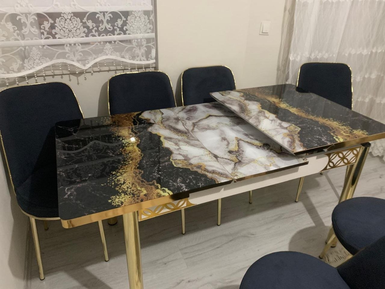 Mesa de comedor con 6 sillas, mármol negro/dorado — new — Antalya, Turquía