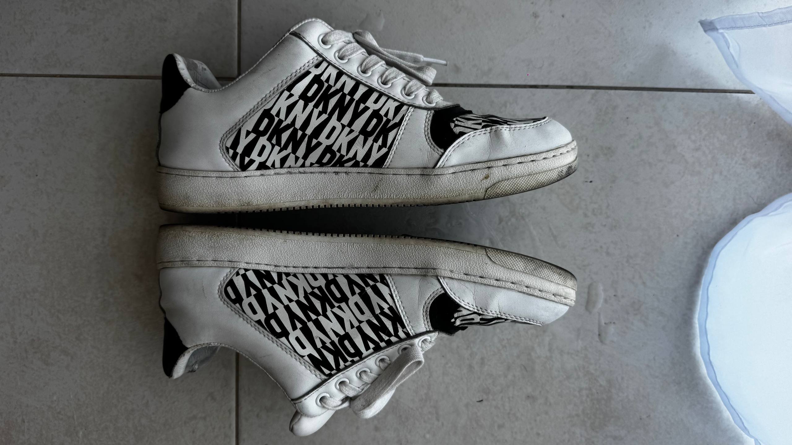 DKNY sneakers original, size 39 — Bali, Indonesia DKNY sneakers original, size 39 — used — Bali, Indonesia