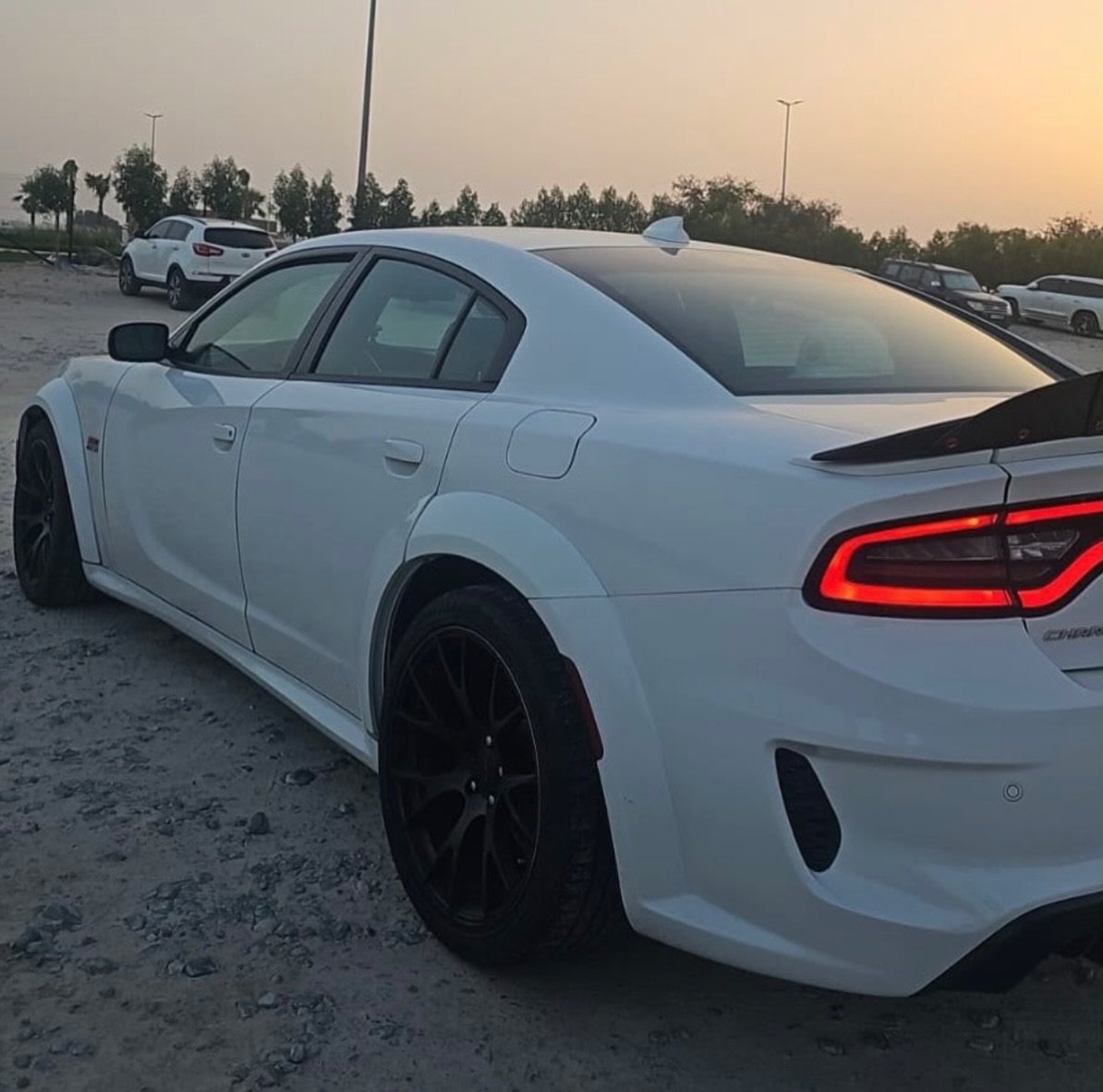 Dodge Charger 2018 белый — чистый — Аджман, ОАЭ