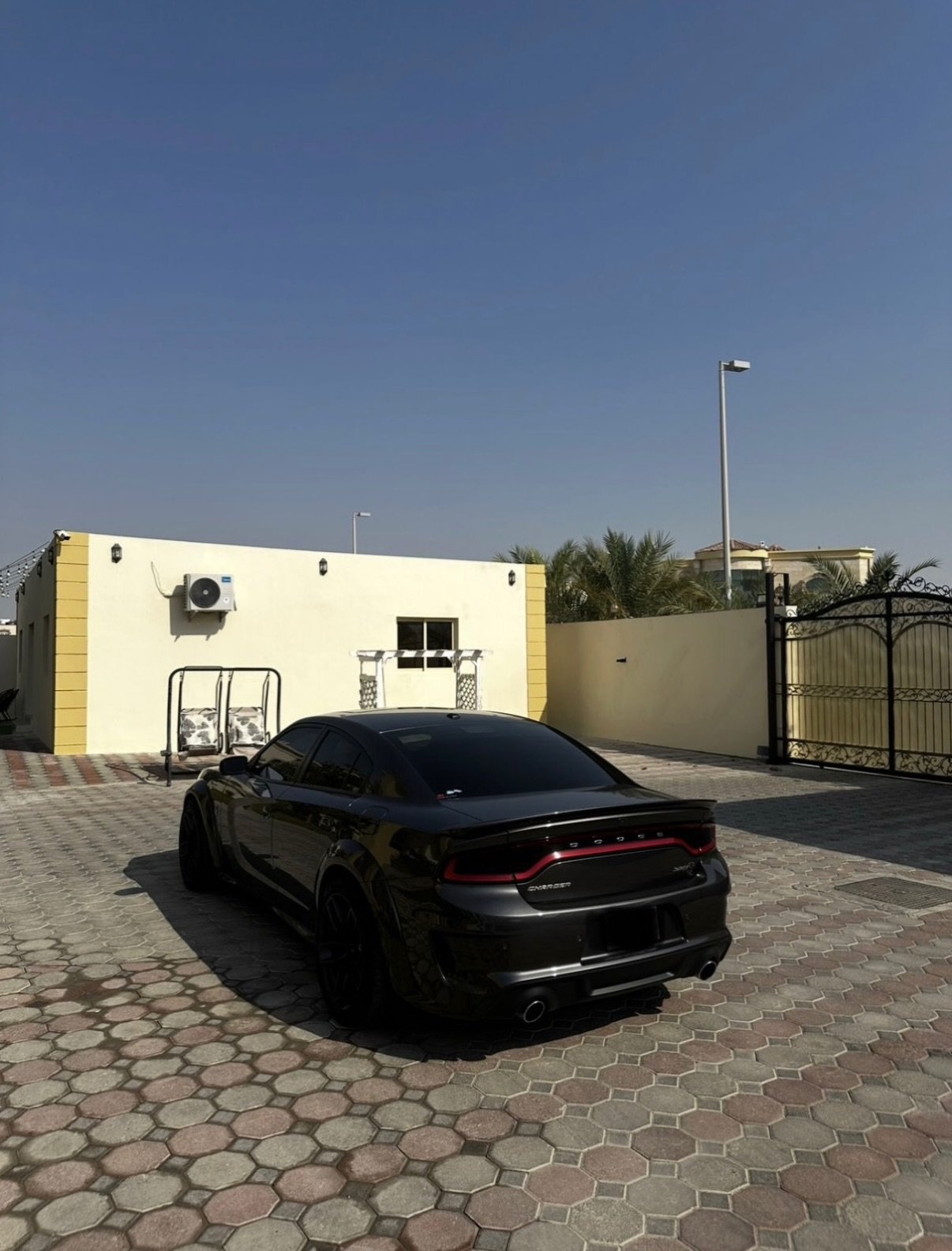 Dodge Charger SRT (черный), экстерьер — Дубай, ОАЭ Dodge Charger SRT (черный), экстерьер — Дубай, ОАЭ