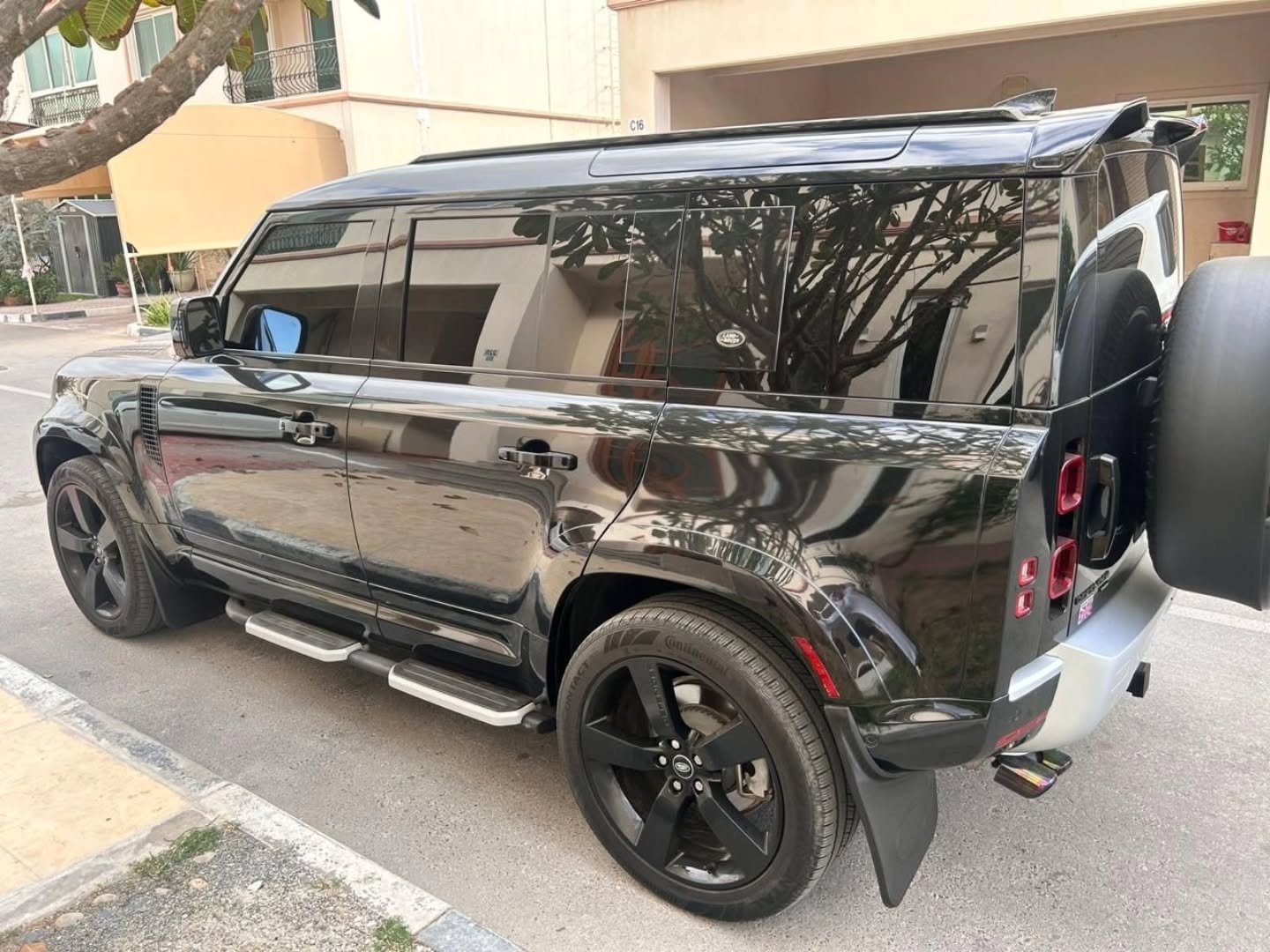 Dodge Defender P400 2023 черный SUV — Дубай, ОАЭ Dodge Defender P400 2023 черный SUV — Дубай, ОАЭ