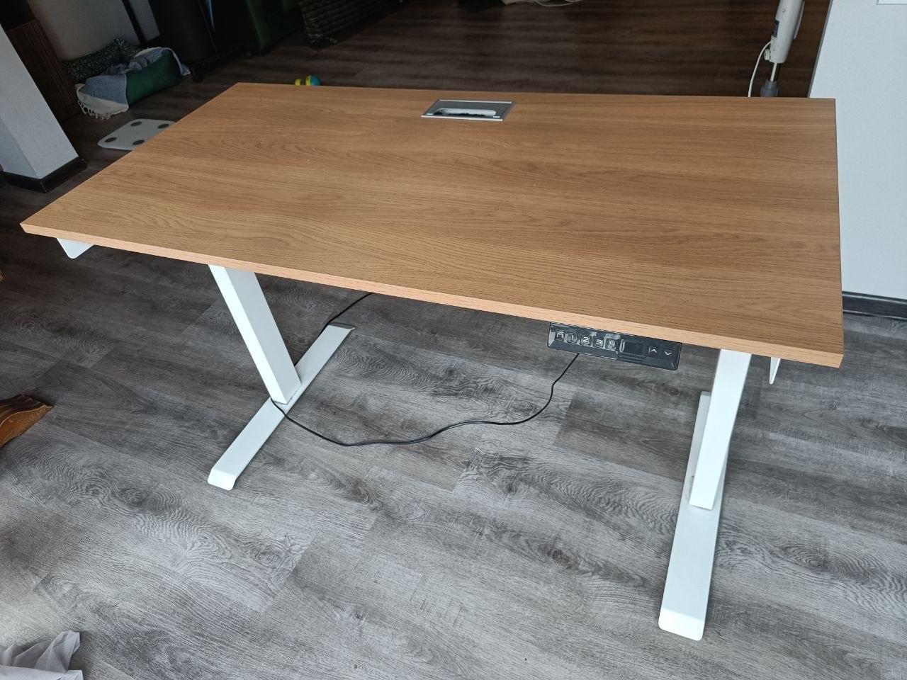 Escritorio ajustable eléctrico 600 GEL — Tiflis, Georgia