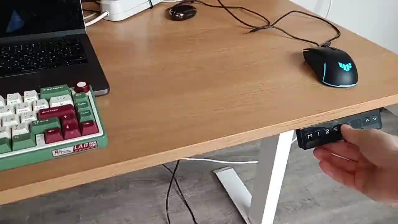 Escritorio ajustable eléctrico 600 GEL — Tiflis, Georgia