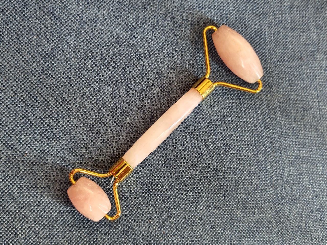 Face roller made of rose quartz — Da Nang, Vietnam Face roller made of rose quartz — Da Nang, Vietnam