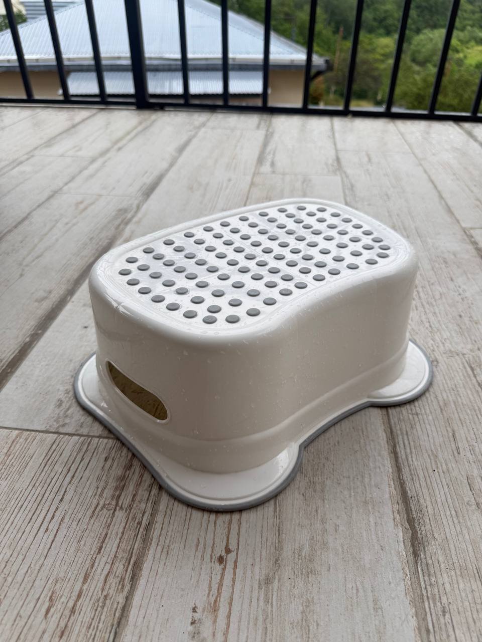 Footrest step stool 12 GEL — Tbilisi, Georgia Footrest step stool 12 GEL — used — Tbilisi, Georgia