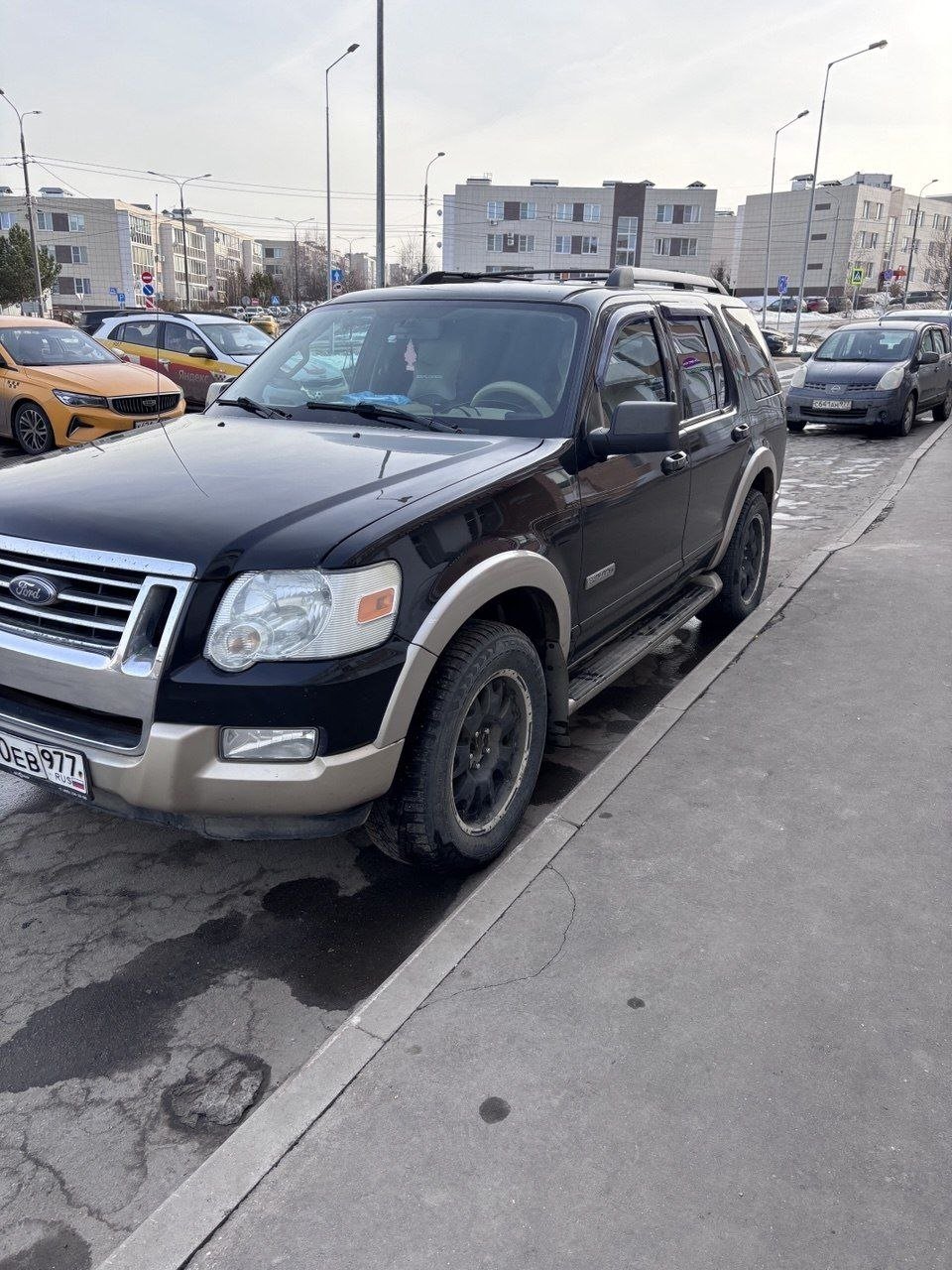 Ford Explorer SUV negro — Moscú, Rusia