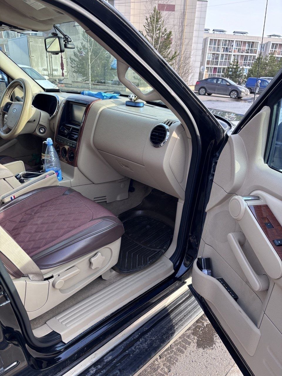 Ford Explorer SUV negro — Moscú, Rusia