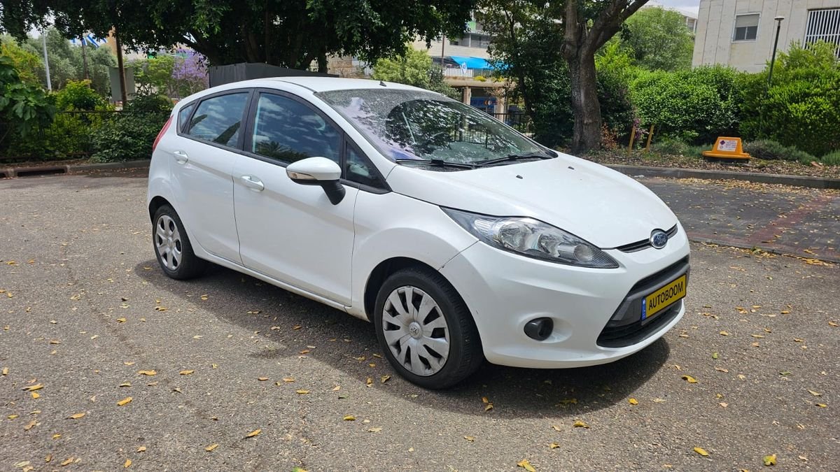 Ford Fiesta 2011 white Trend automatic 1.4 — Tel Aviv, Israel