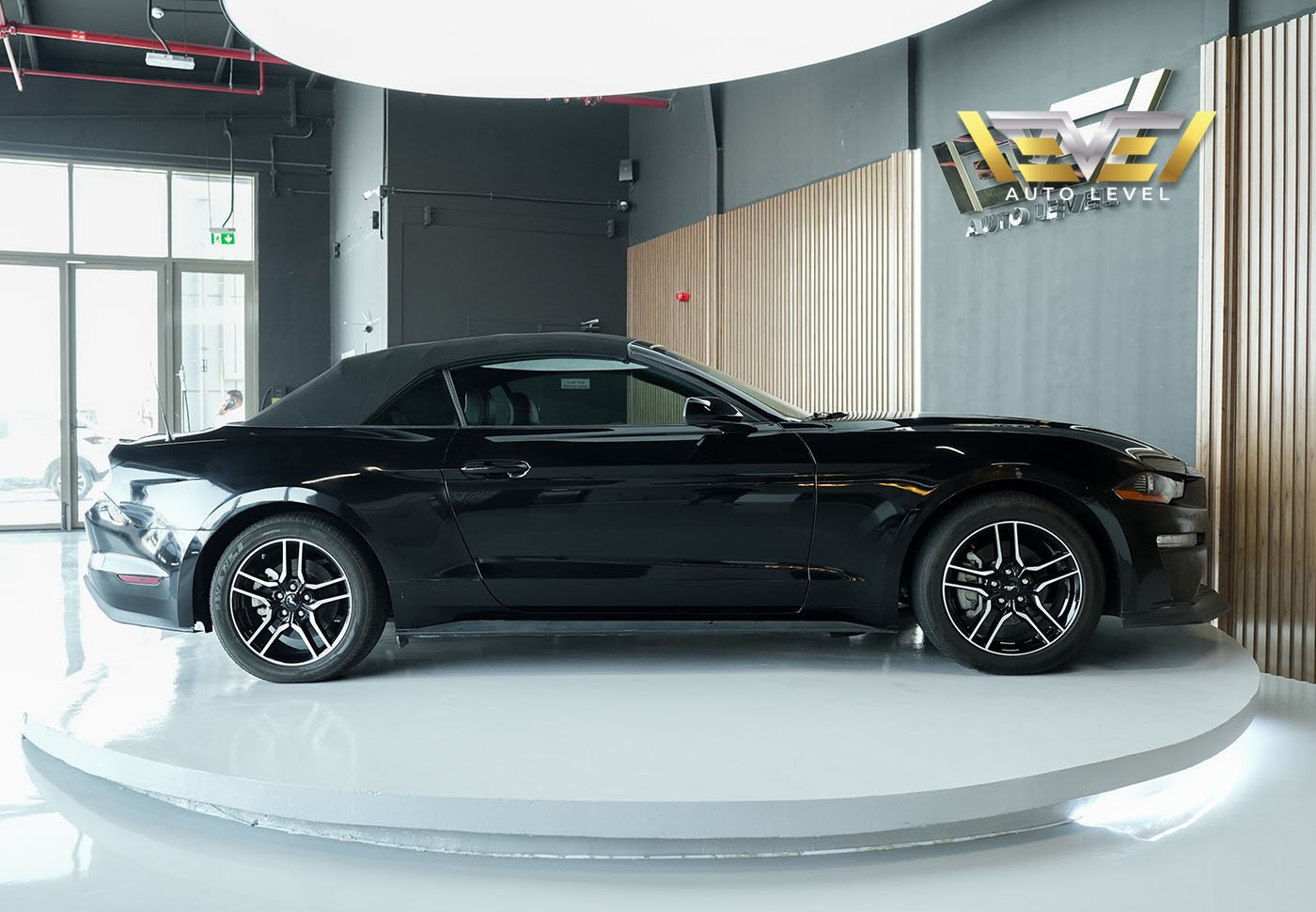 Ford Mustang EcoBoost 2023 кабриолет — Дубай, ОАЭ Ford Mustang EcoBoost 2023 кабриолет — Дубай, ОАЭ