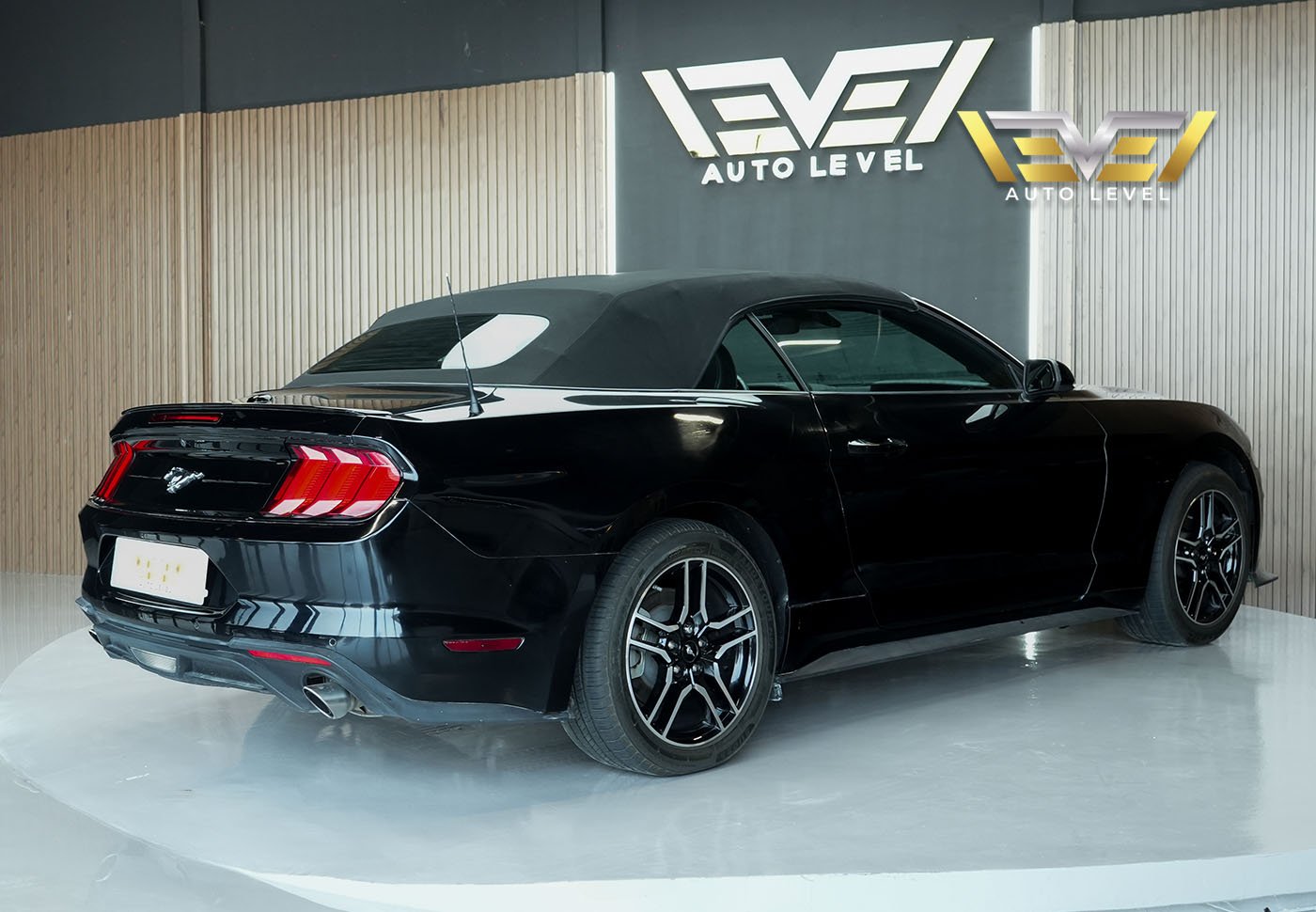 Ford Mustang EcoBoost 2023 кабриолет — Дубай, ОАЭ Ford Mustang EcoBoost 2023 кабриолет — Дубай, ОАЭ