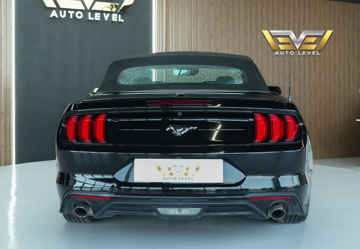 Ford Mustang EcoBoost 2023 кабриолет — Дубай, ОАЭ Ford Mustang EcoBoost 2023 кабриолет — Дубай, ОАЭ
