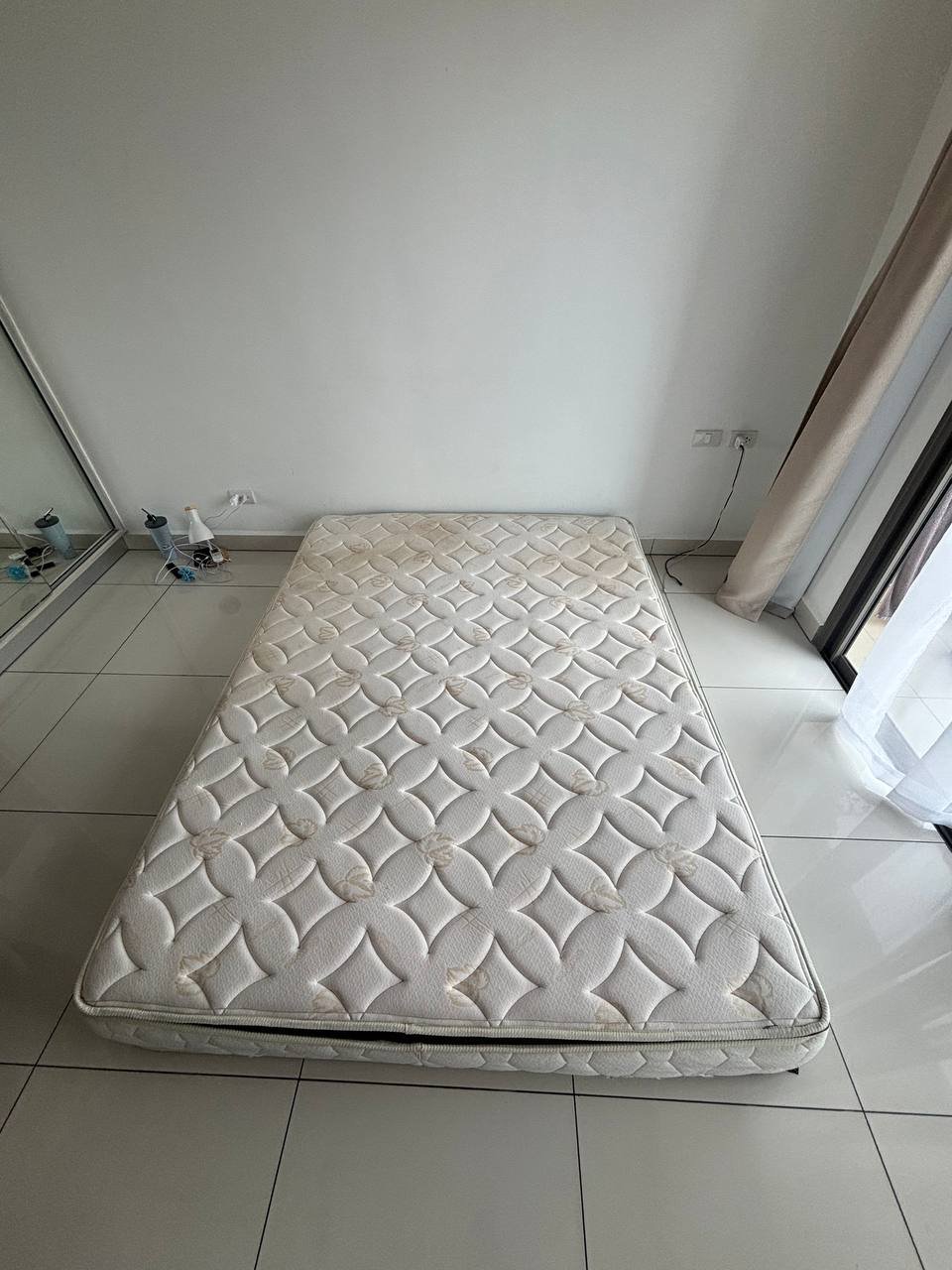 Colchón gratis, manchas y un agujero — used — Pattaya, Tailandia
