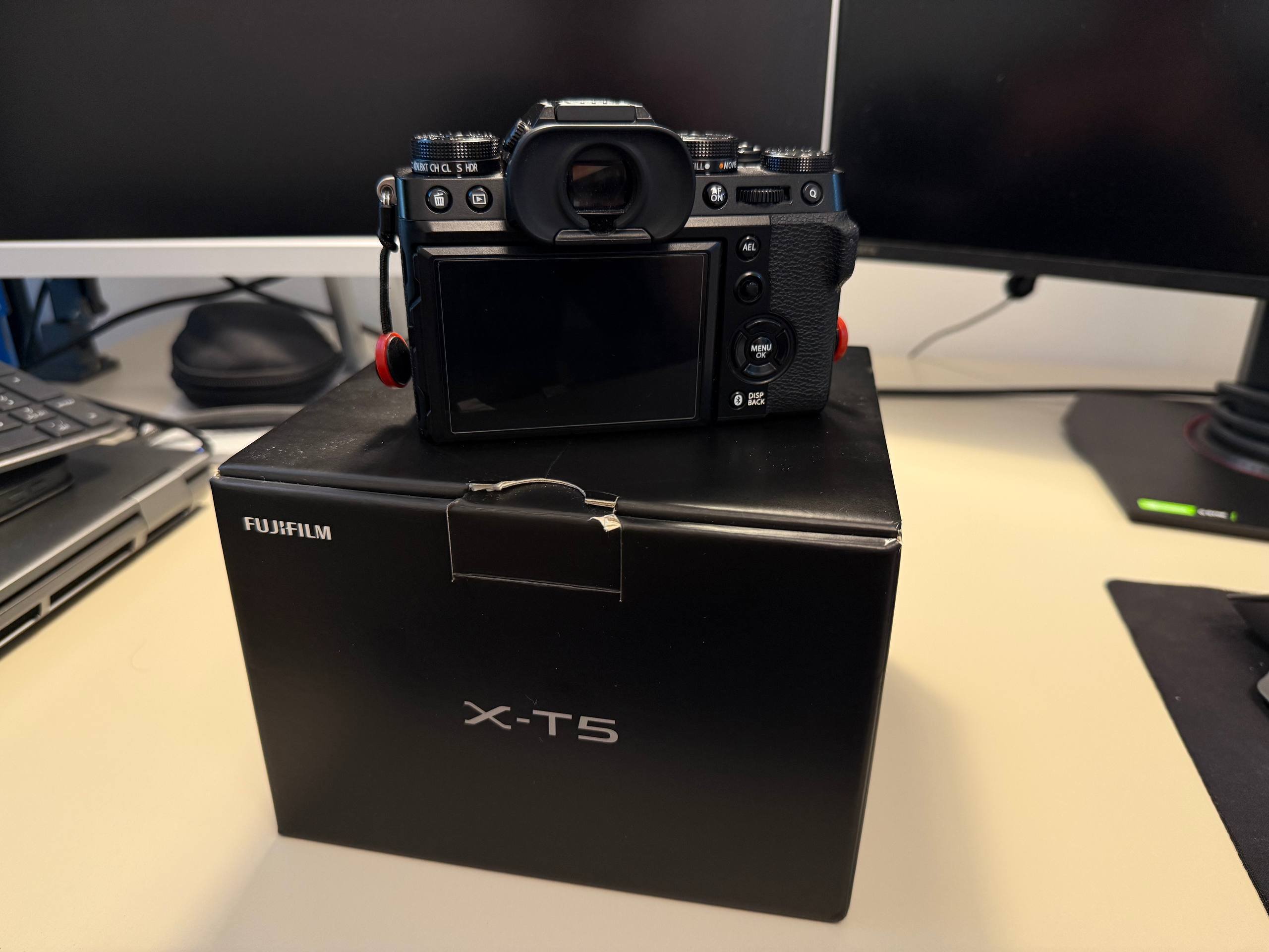 Фотоаппарат Fujifilm X-T5 в отличном состоянии — отличное — Дубай, ОАЭ