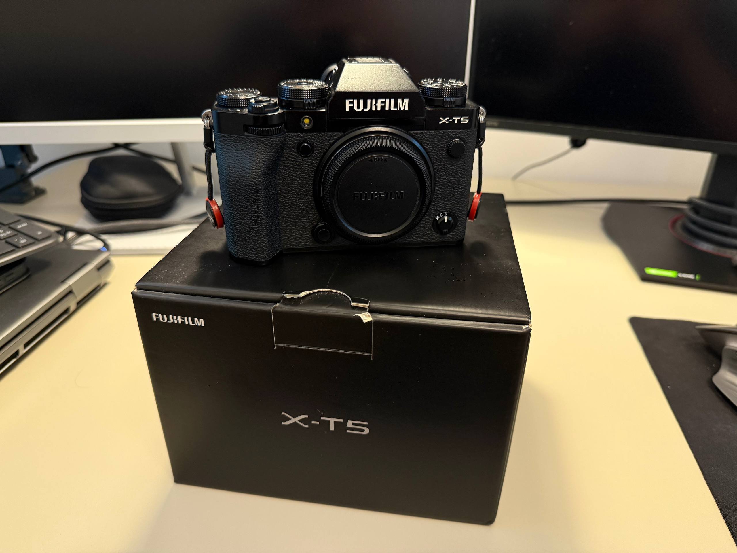 Фотоаппарат Fujifilm X-T5 в отличном состоянии — отличное — Дубай, ОАЭ