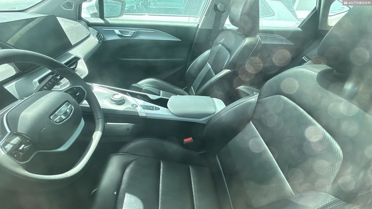 Geely Geometry C 2022 white SUV 460 Pro automatic — Tel Aviv, Israel