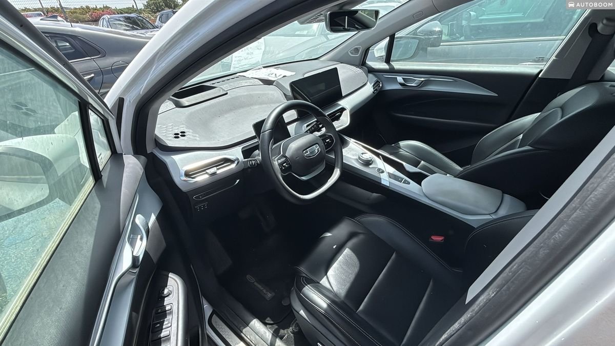 Geely Geometry C 2023 white 460 Pro — Tel Aviv, Israel