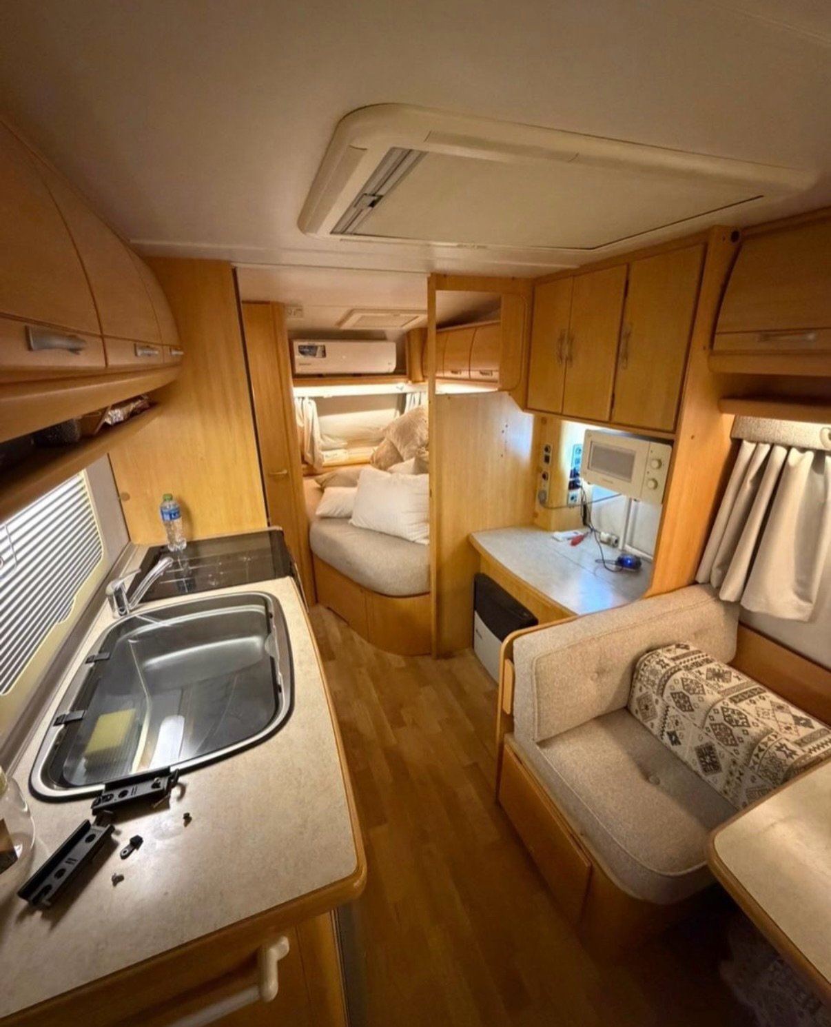 GEIST caravan 2007/2008 with solar system 45000 AED — Abu Dhabi, UAE GEIST caravan 2007/2008 with solar system 45000 AED — used — Abu Dhabi, UAE