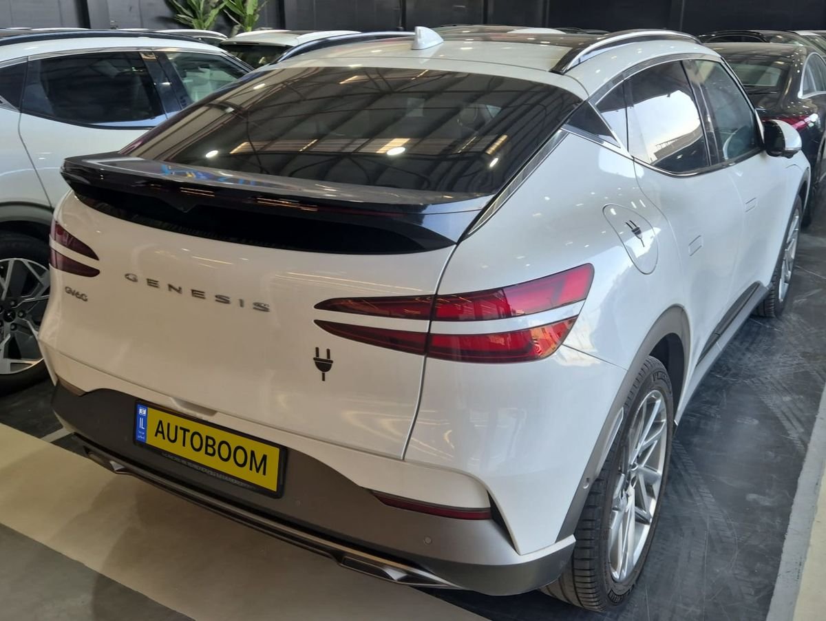Genesis GV60 2025 Premium white automatic — Tel Aviv, Israel