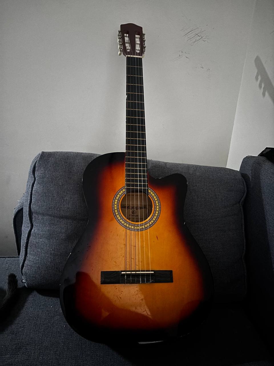 Guitarra acústica Gibson sunburst — Batumi, Georgia
