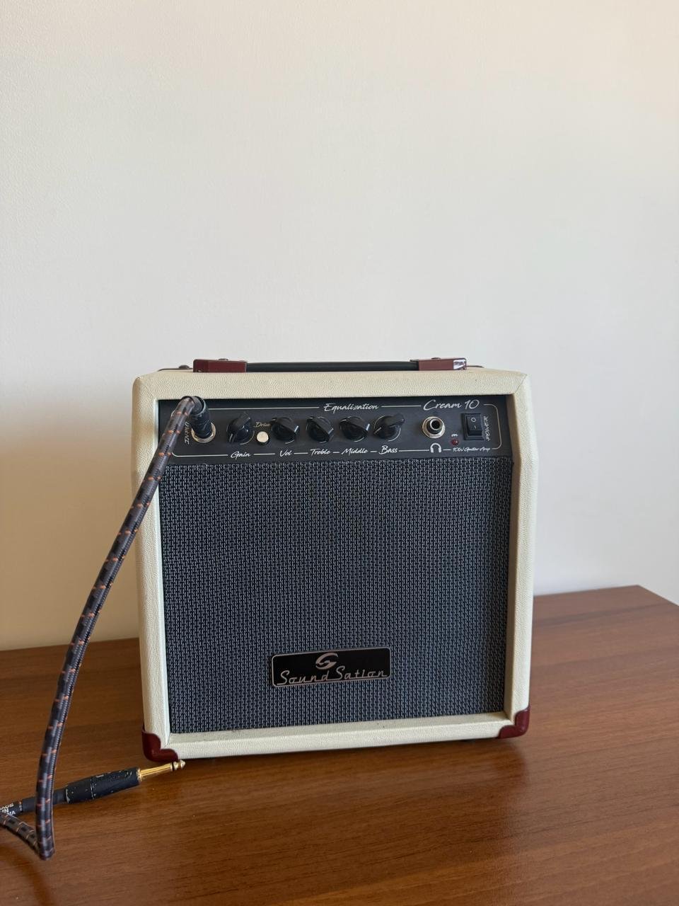 Гитарный усилитель Gibson с наушниками/выходом — Лимасол, Кипр Гитарный усилитель Gibson с наушниками/выходом — б/у — Лимасол, Кипр
