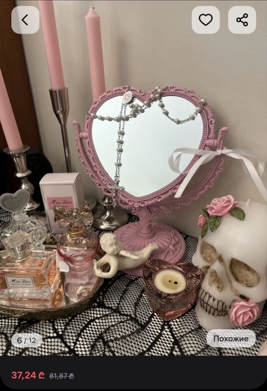 طقم هدايا على الطاولة: مرآة قلب، شموع، تمثال وعطر — باتومي, جورجيا