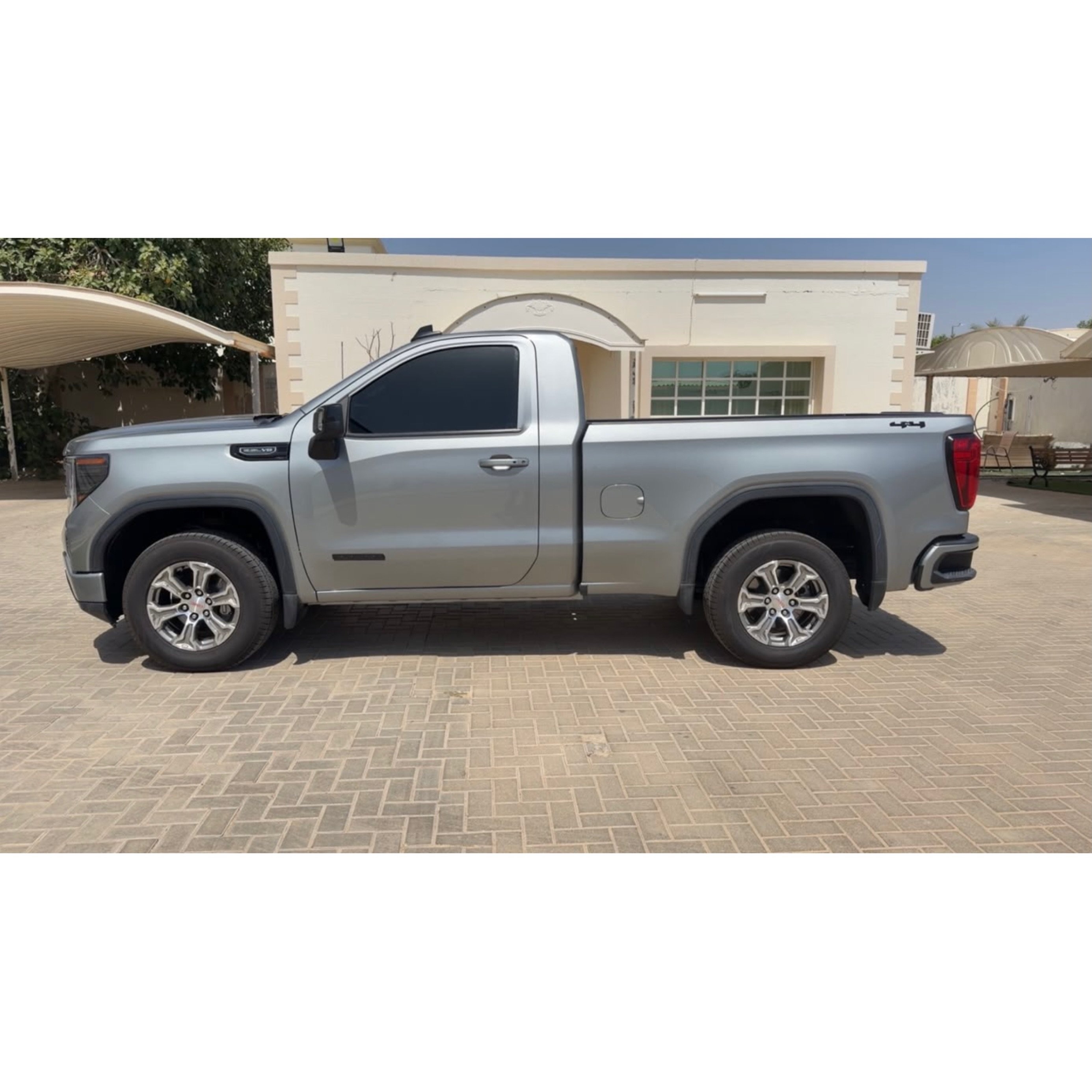 GMC Sierra 1500 2024 فضي، 68 ألف كم، أوتوماتيك — دبي, الإمارات