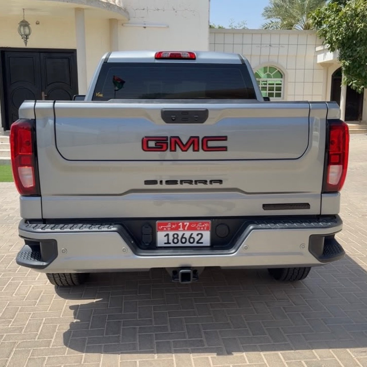 GMC Sierra 1500 2024 فضي، 68 ألف كم، أوتوماتيك — دبي, الإمارات