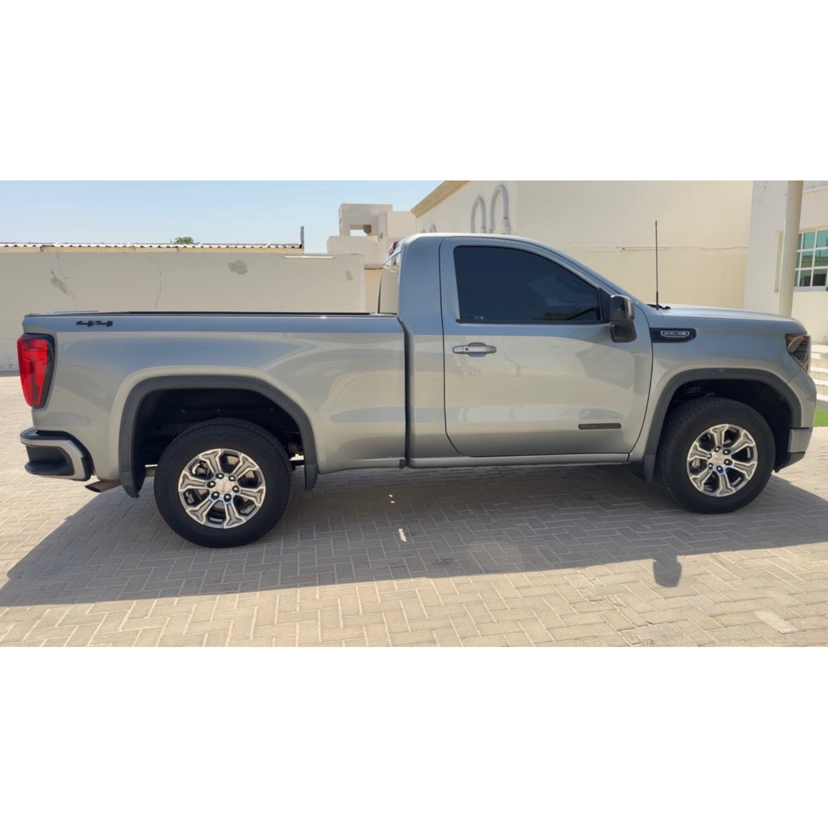 GMC Sierra 1500 2024 فضي، 68 ألف كم، أوتوماتيك — دبي, الإمارات