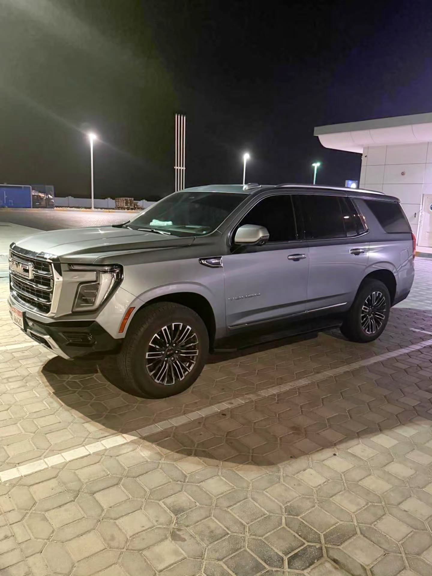 GMC Yukon Denali 2025 серебристый — Дубай, ОАЭ GMC Yukon Denali 2025 серебристый — Дубай, ОАЭ