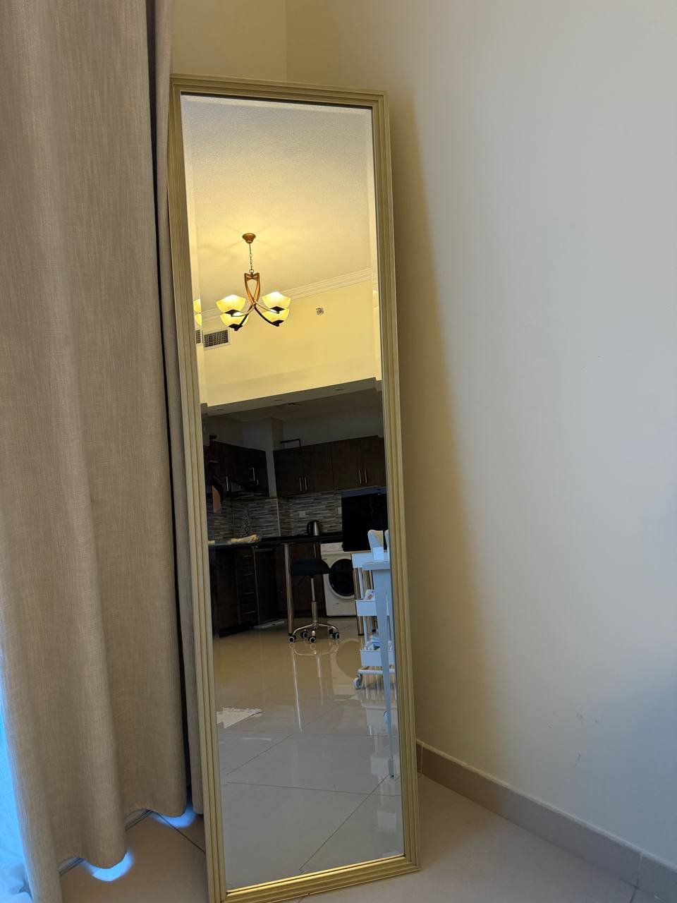 Зеркало в золотой раме 150 AED — Дубай, ОАЭ Зеркало в золотой раме 150 AED — Дубай, ОАЭ