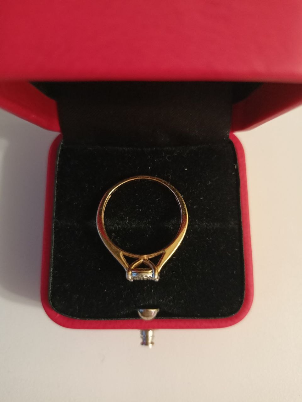 Gold ring 585 with diamonds, size 16.5 — used — Moscow, Russia