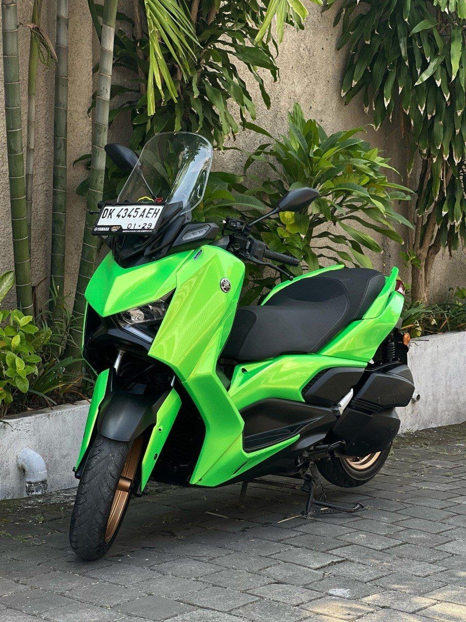 Scooter verde-negro DK-4315-AEM — Bali, Indonesia Scooter verde-negro DK-4315-AEM — Bali, Indonesia