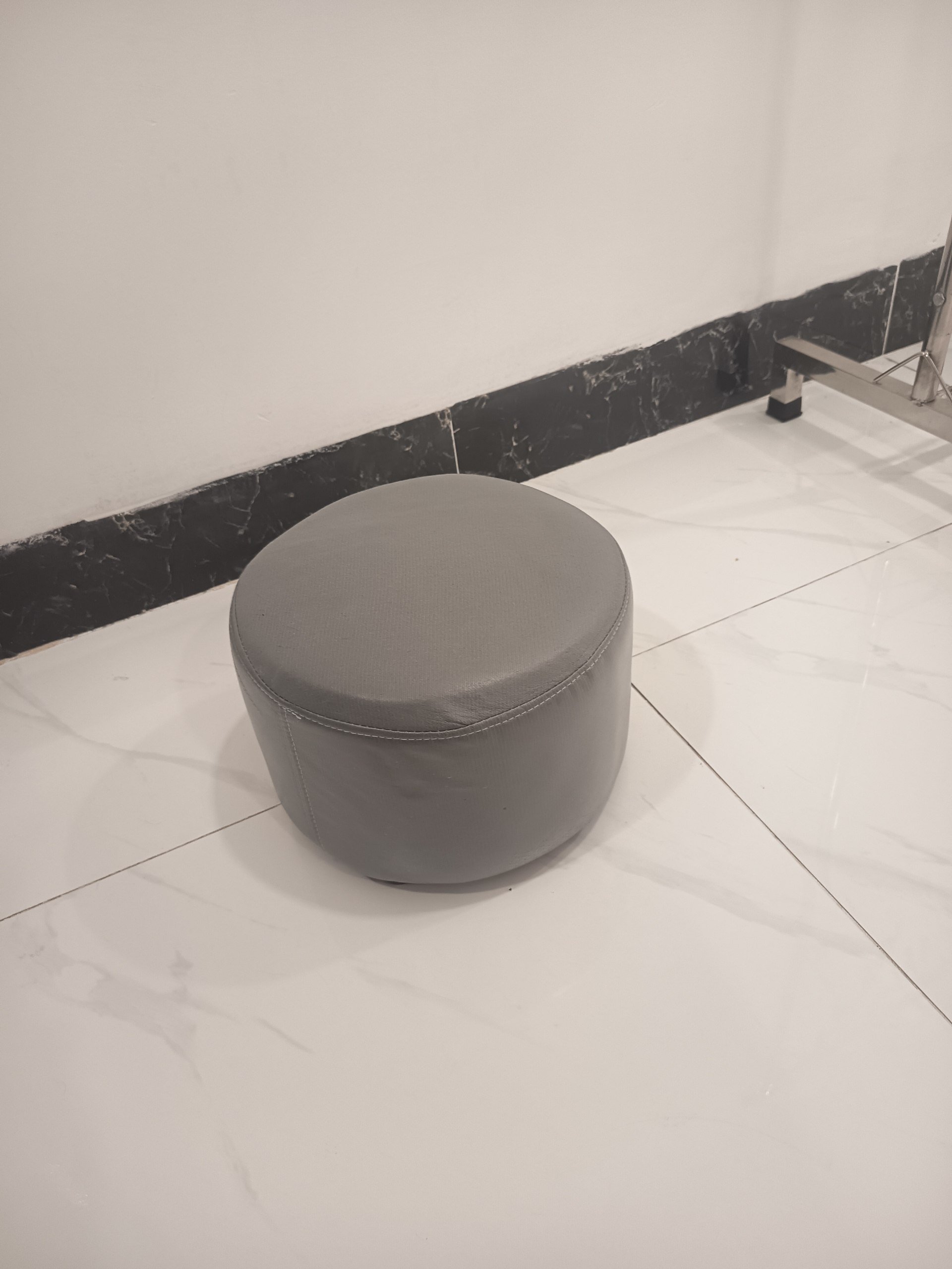 Puf otomano gris para el hogar — good — Nha Trang, Vietnam