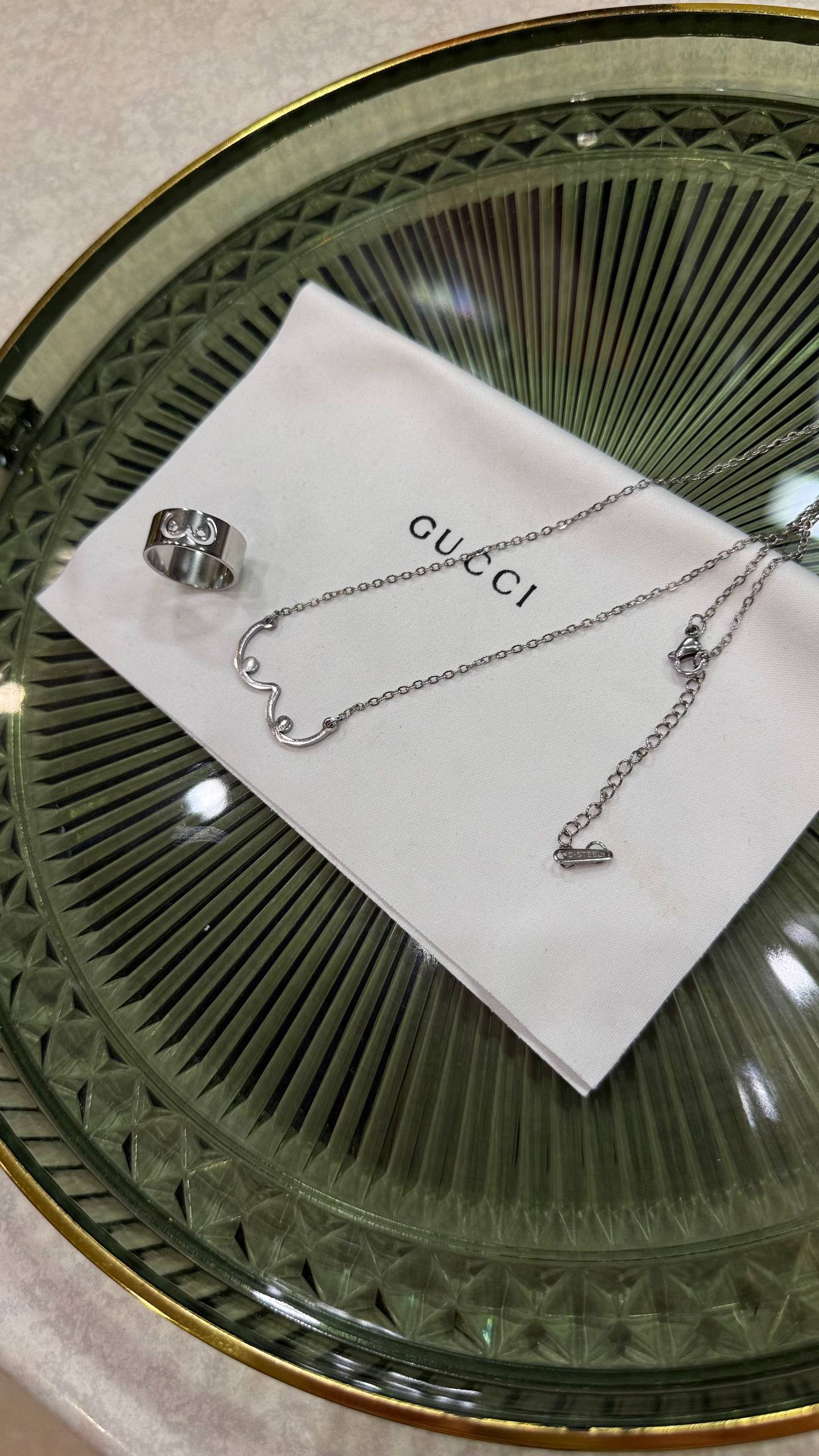 Juego GUCCI: colgante + anillo (talla 17) — San Petersburgo, Rusia