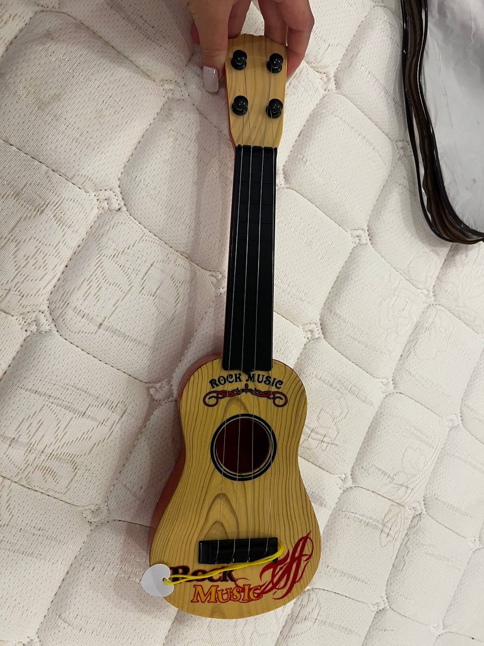Guitarra 250 dong — Nha Trang, Vietnam Guitarra 250 dong — Nha Trang, Vietnam