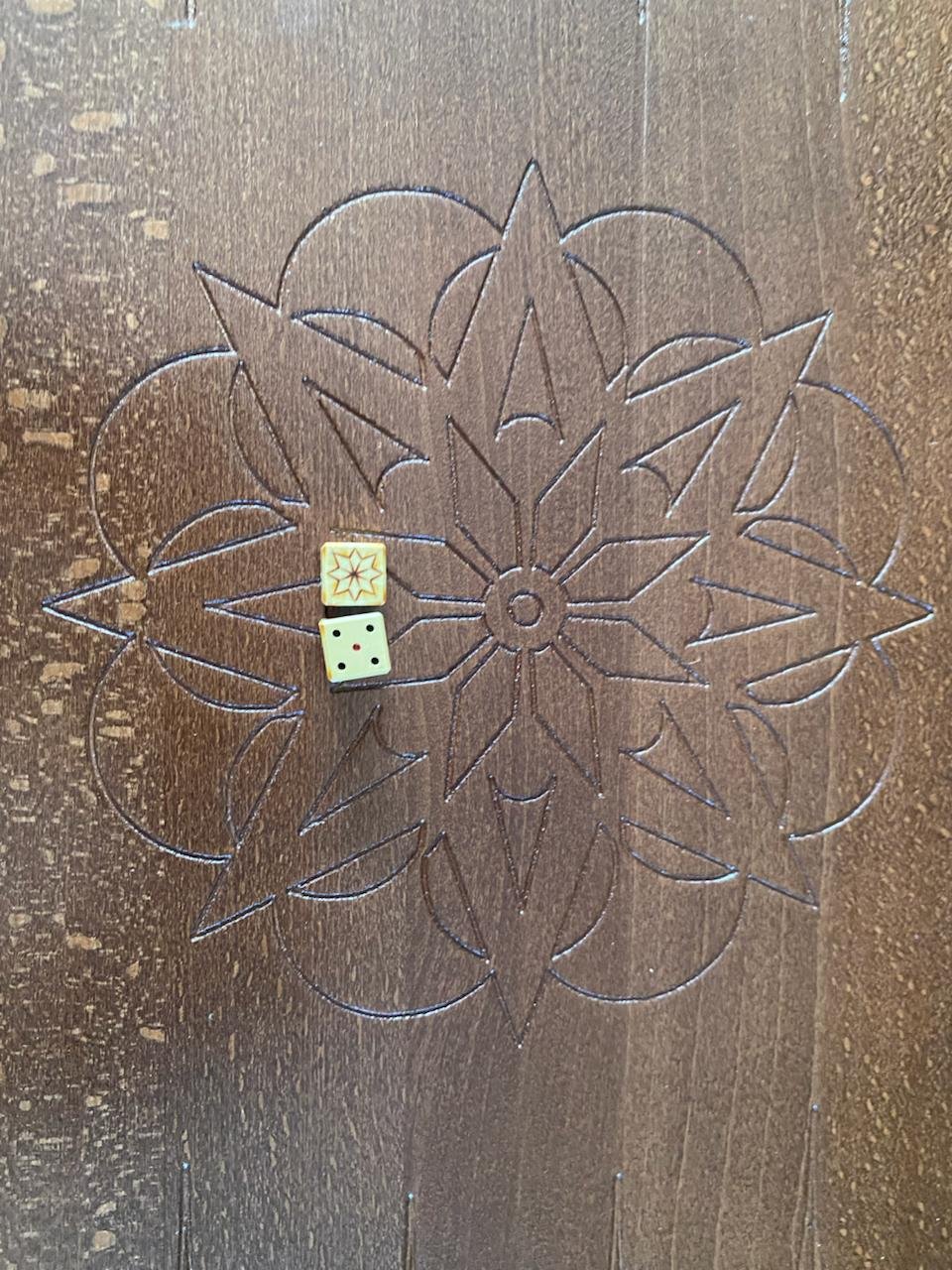 Juego de backgammon tallado “escudo de Rusia” — nuevo — Bali, Indonesia