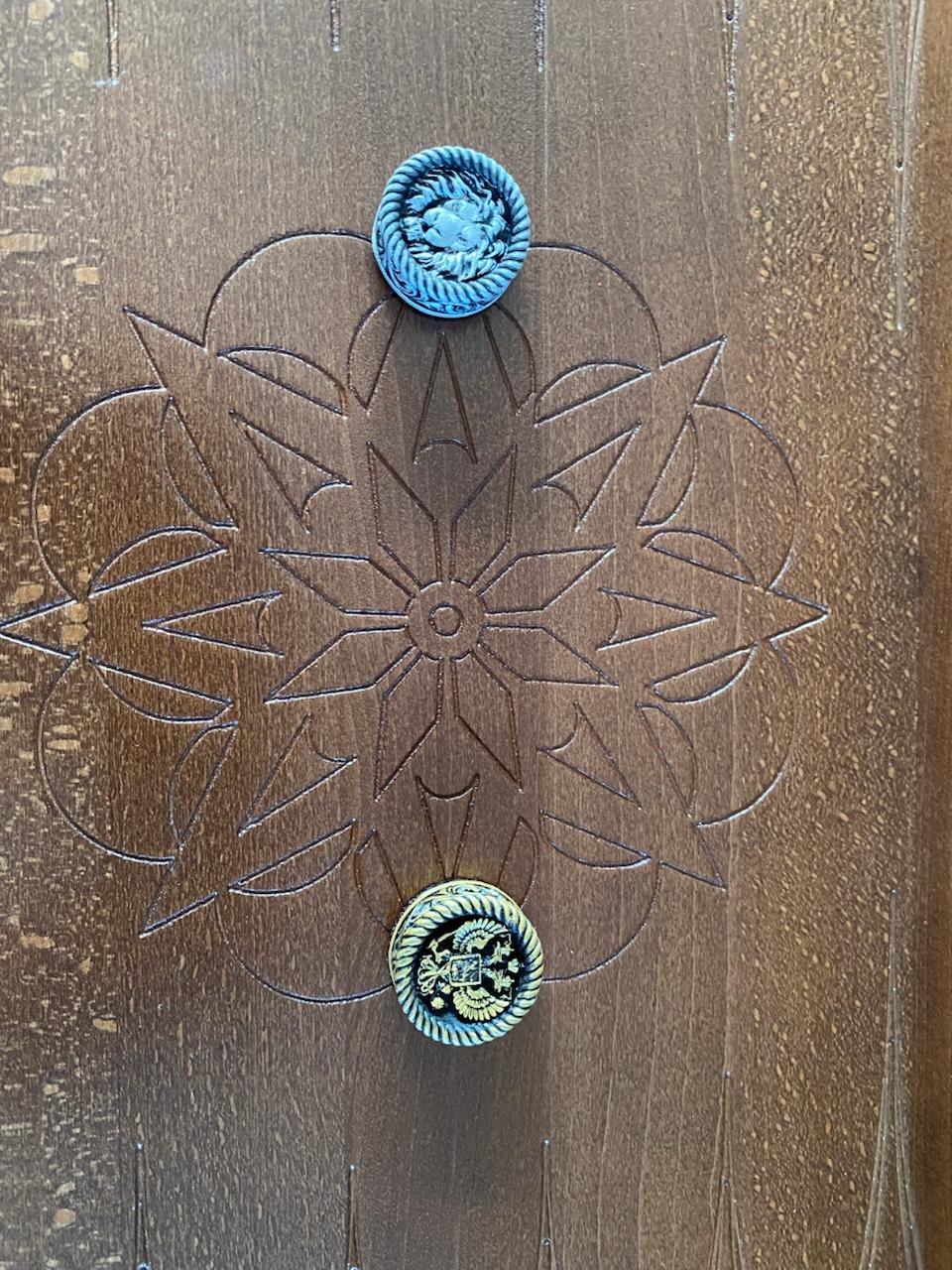 Juego de backgammon tallado “escudo de Rusia” — nuevo — Bali, Indonesia