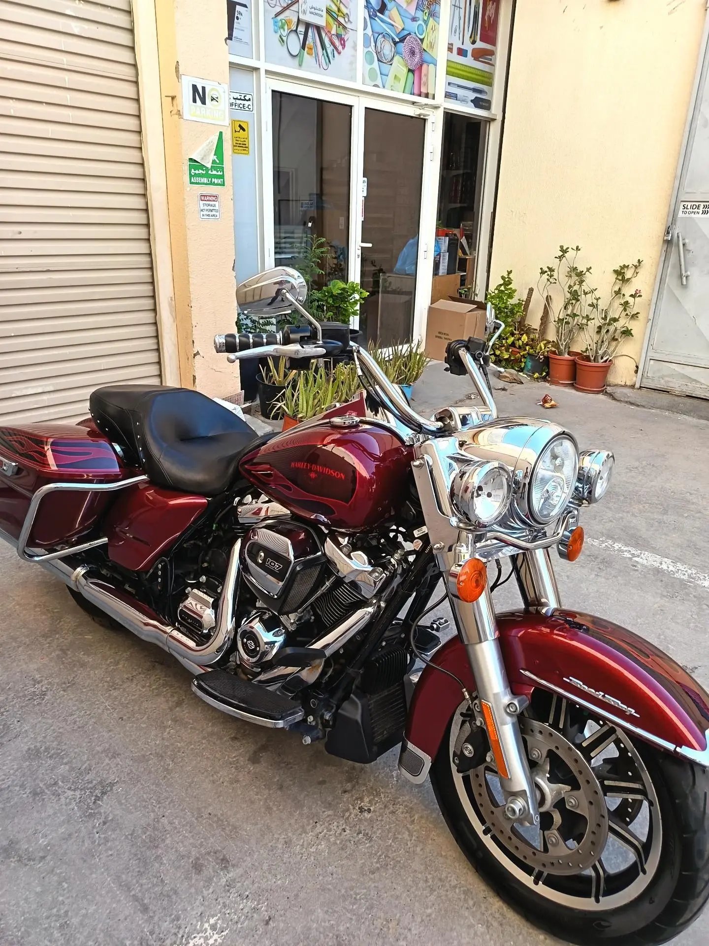 Harley-Davidson Road King 2017 red, 50k km — used — Dubai, UAE