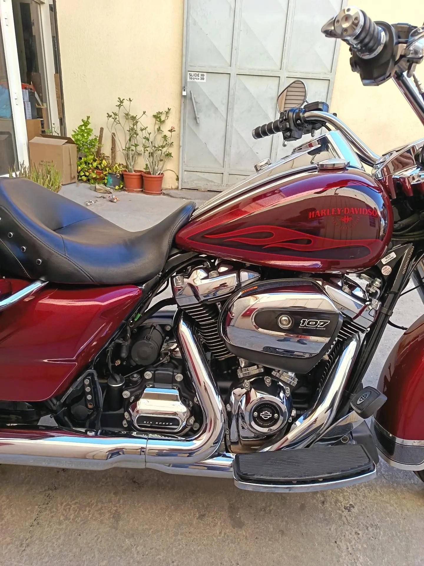 Harley-Davidson Road King 2017 red, 50k km — used — Dubai, UAE