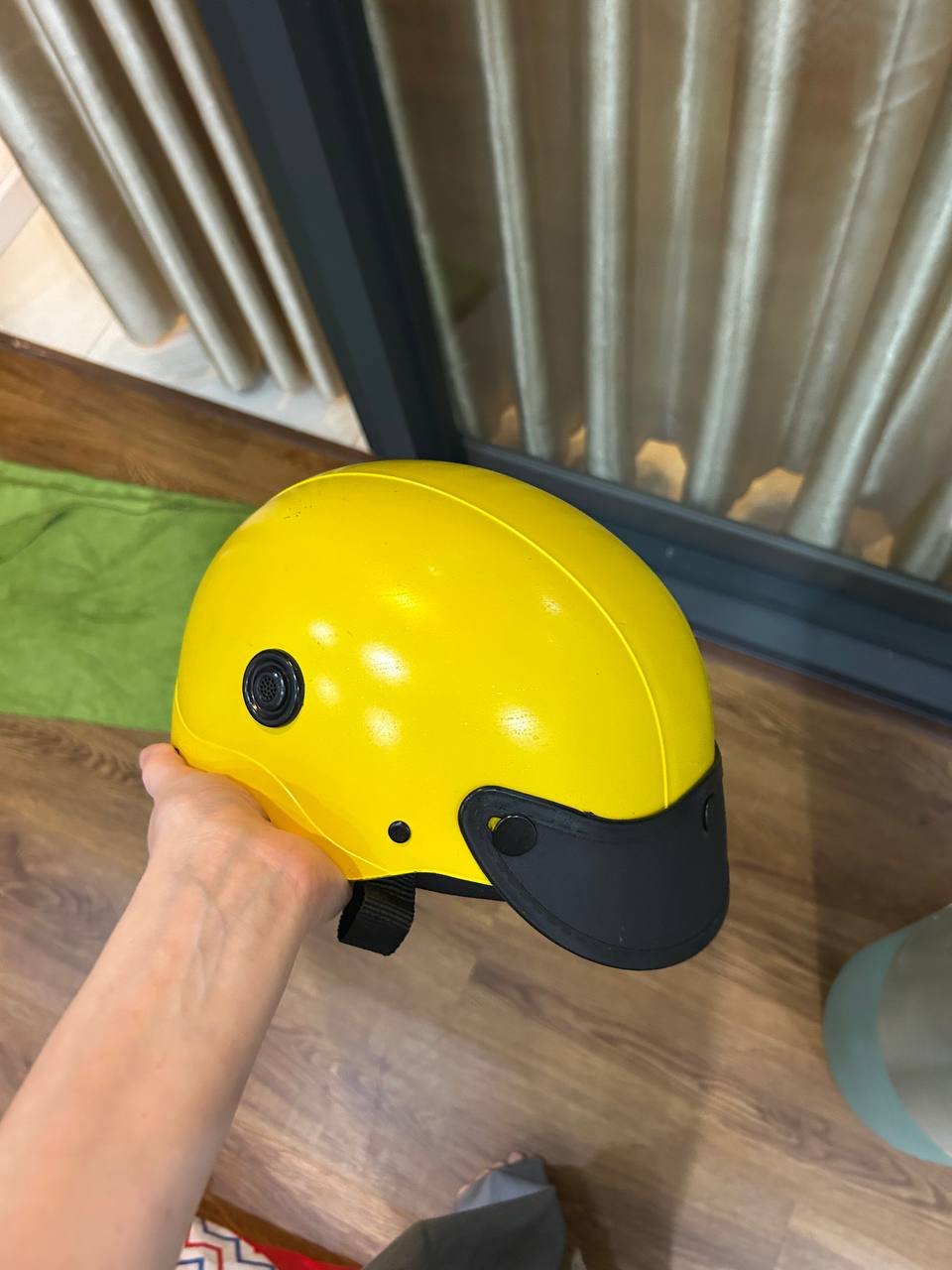 Casco casi nuevo, rayado durante mudanzas — Nha Trang, Vietnam
