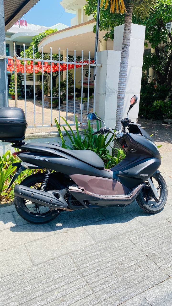 Honda PCX 2012 scooter 125cc with top box — Nha Trang, Vietnam
