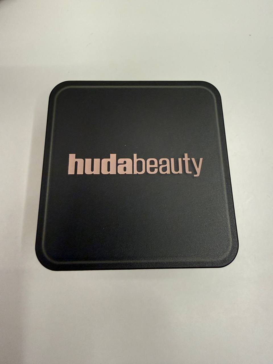 Пудра Huda Beauty — Абу-Даби, ОАЭ
