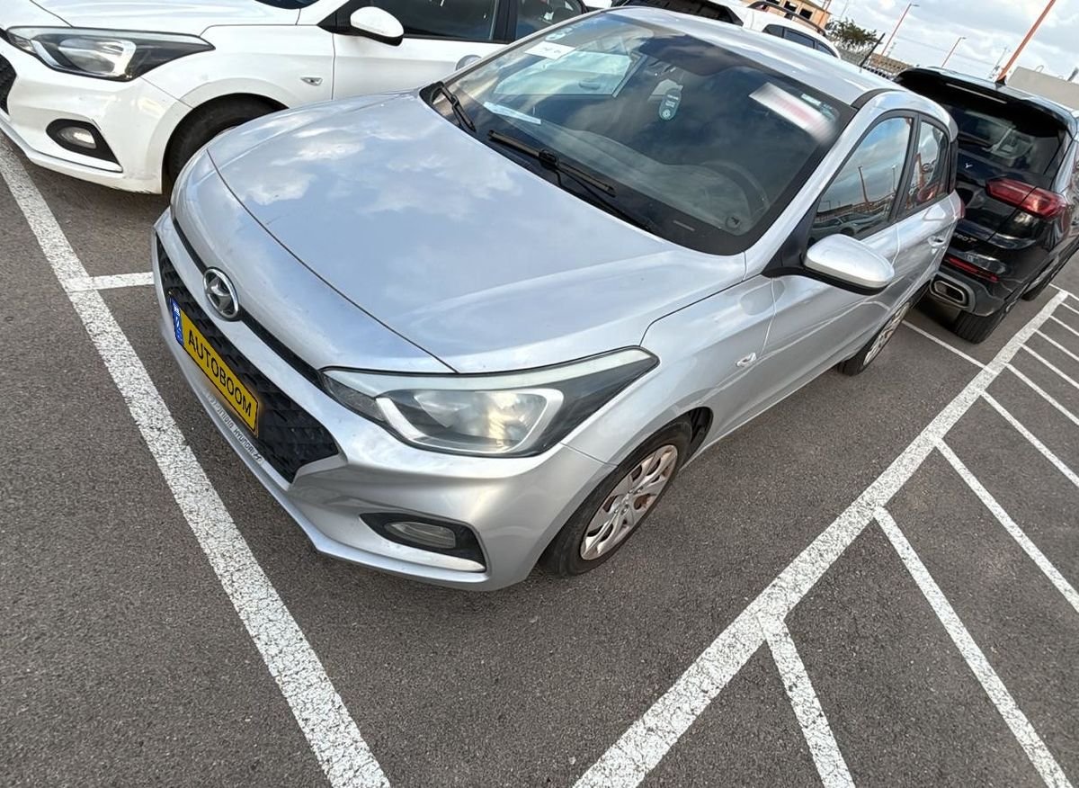 Hyundai i20 2020 Intense silver automatic — Tel Aviv, Israel