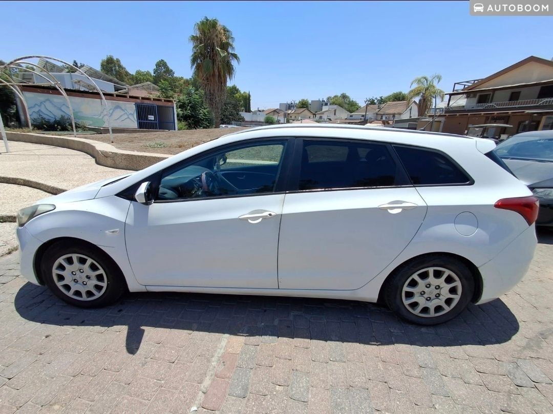 Hyundai i30 2013 wagon white automatic — Tel Aviv, Israel