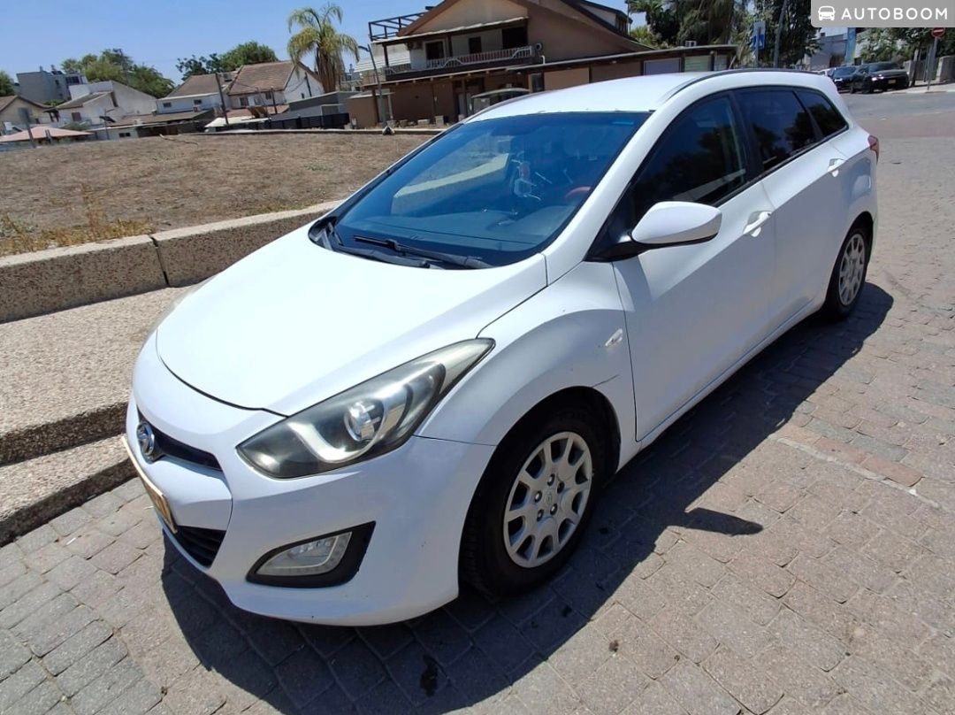 Hyundai i30 2013 wagon white automatic — Tel Aviv, Israel