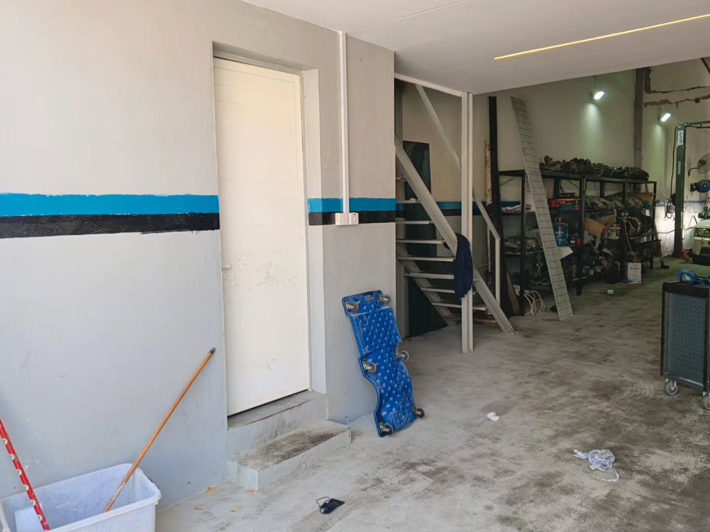 Garage + auto service license in Musaffah Industrial 35 (165,000 AED) — Abu Dhabi, UAE