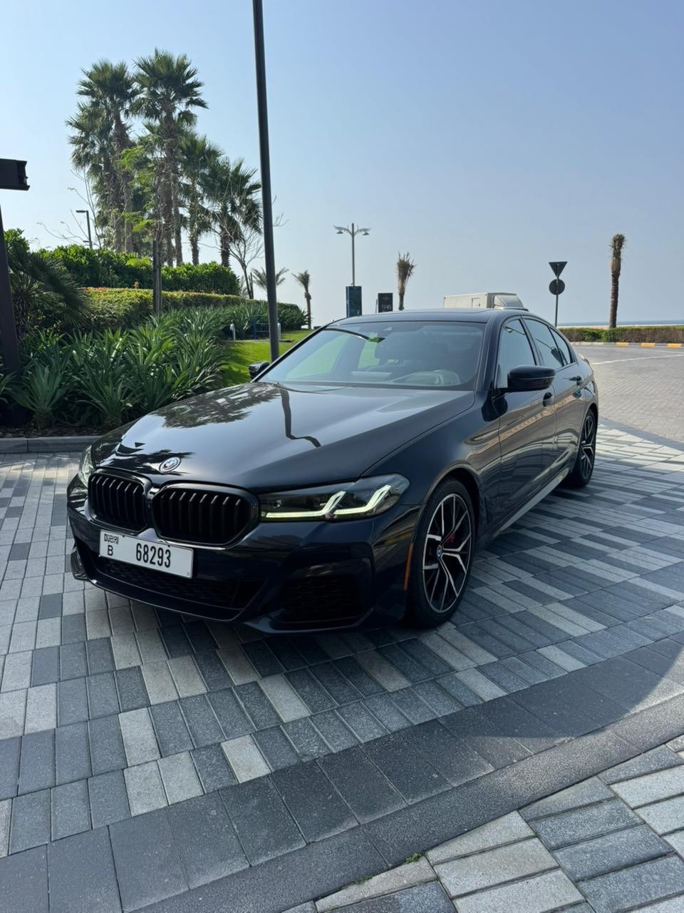 BMW M550i xDrive — tecnología BMW iDrive — Dubái, EAU
